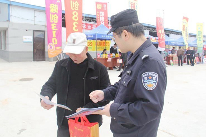 富平县公安局流曲派出所深入辖区开展反诈宣传。 富平县公安局流曲派出所深入辖区开展反诈宣传。