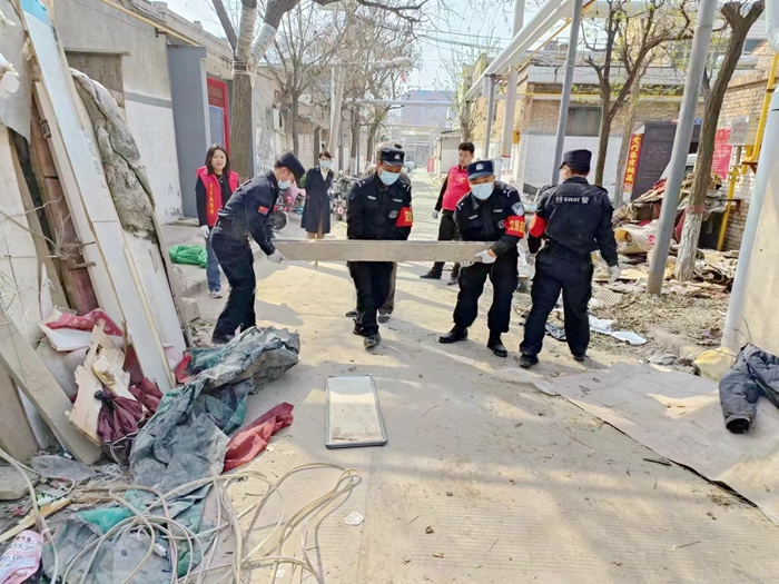 蒲城公安巡特警大队联合西府社区开展志愿服务进社区活动. 蒲城公安巡特警大队联合西府社区开展志愿服务进社区活动.