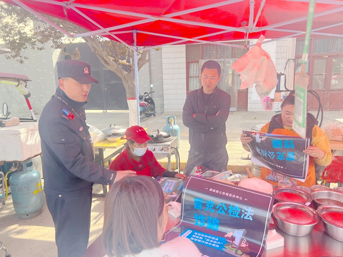 澄城县公安局交道派出所在辖区开展防范电信诈骗宣传活动。 澄城县公安局交道派出所在辖区开展防范电信诈骗宣传活动。