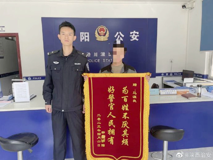 合阳民警及时帮群众挽回经济损失获赠锦旗。 合阳民警及时帮群众挽回经济损失获赠锦旗。