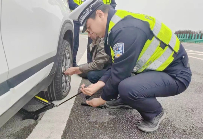 车辆高速爆胎 渭南高速交警紧急救助。 车辆高速爆胎 渭南高速交警紧急救助。