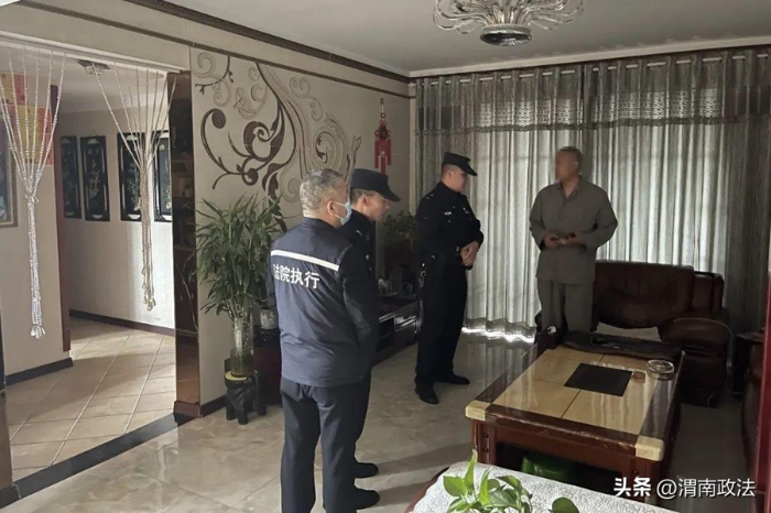 蒲城法院干警前往被執行人住處進行強制執行。