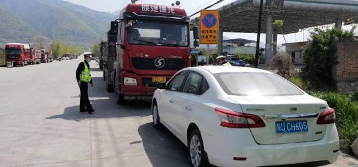 華州交警杏林中隊嚴查交通違法行為。