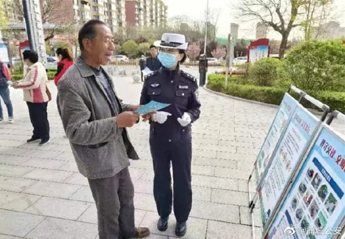 近日，蒲城公安交警開展“一盔一帶”交通安全宣傳活動。
