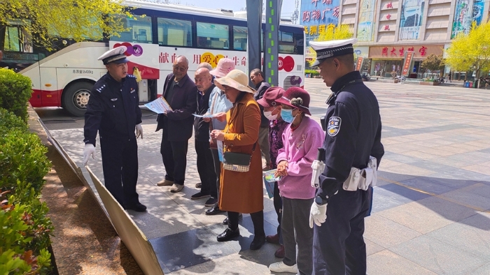 白水公安交警進廣場開展交通安全宣傳。