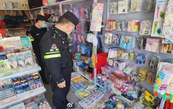 白水公安雷牙派出所民警深入轄區校園及周邊進行安全檢查。