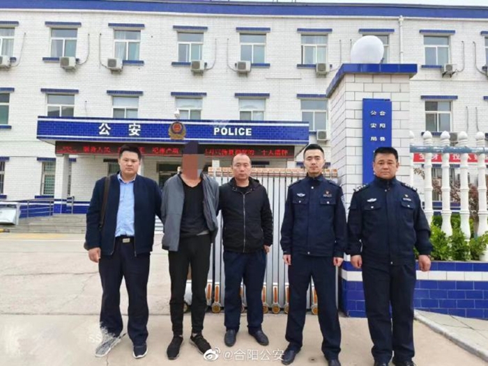 合陽公安民警在調解矛盾糾紛過程中抓獲上網逃犯。