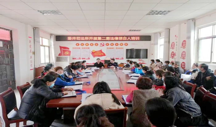 合陽縣司法局路井司法所來到崔李楊村黨群服務中心，開展鄉村“法律明白人”培訓活動。