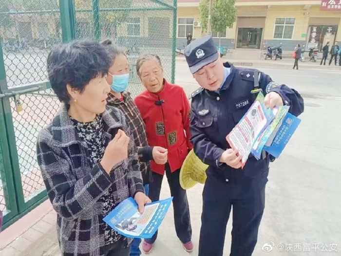 富平公安美原派出所民警深入轄區村組開展防范電信網絡詐騙宣傳活動。