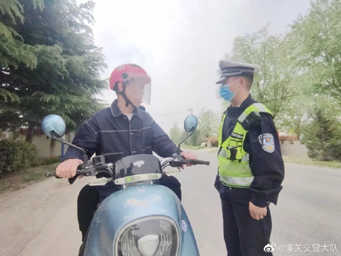 潼關潼洛交警開展310國道交通秩序整治行動.