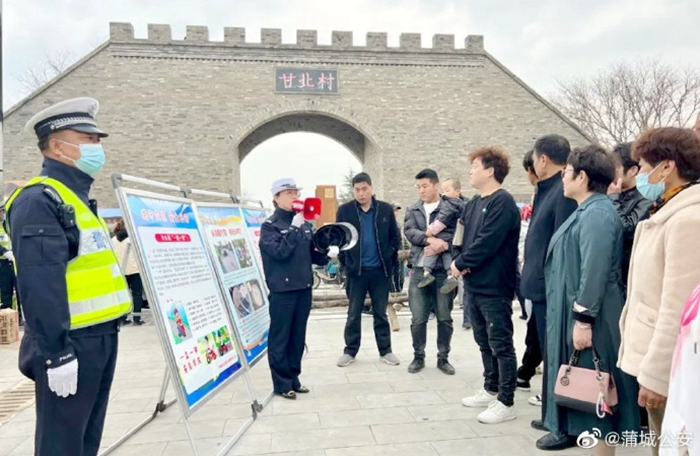 蒲城公安交管大隊在著名愛國將領楊虎城將軍故里孫鎮甘北村對游客開展交通安全宣傳教育。