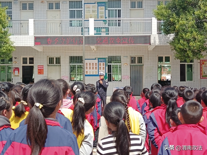 大荔公安交警走進轄區農村中小學，開展交通安全宣傳教育活動。