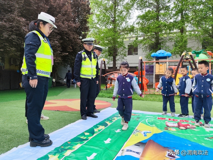 渭南高新交警大隊深入轄區西交渭化幼兒園為萌娃開展交通安全宣傳活動。