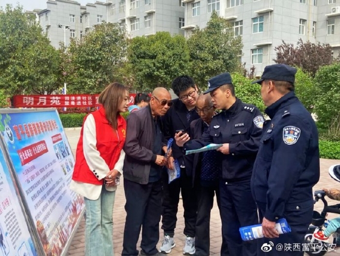富平公安薛鎮派出所聯合司法所開展禁毒宣傳進社區活動。