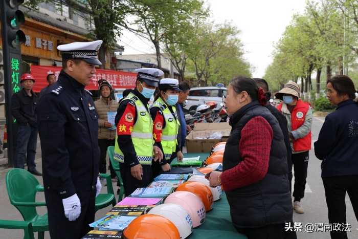 大荔公安交警聯合鎮政府贈送安全頭盔宣傳活動。