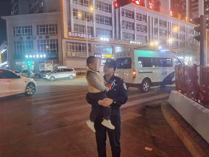 澄城公安巡警暖心救助走失兒童。