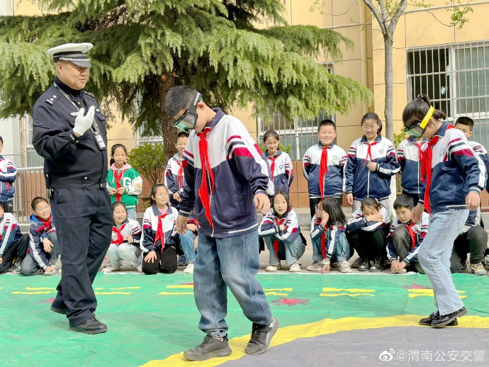 白水交警通过开展交通安全情景模拟课堂宣传交安知识。 白水交警通过开展交通安全情景模拟课堂宣传交安知识。