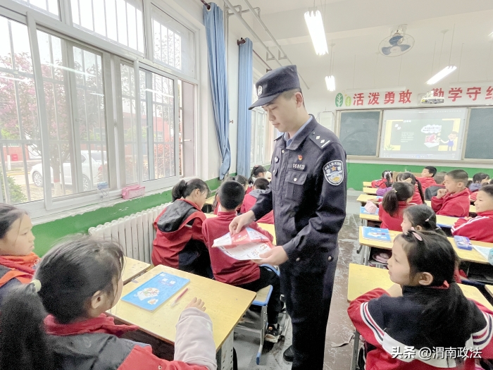 富平公安张桥派出所民警开展以“健康校园、绿色无毒”为主题的毒品预防教育宣讲活动. 富平公安张桥派出所民警开展以“健康校园、绿色无毒”为主题的毒品预防教育宣讲活动.