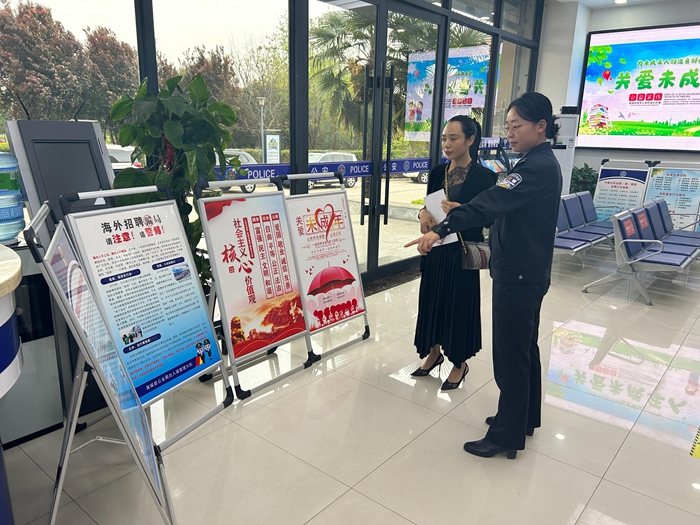 蒲城县公安局出入境管理大队开展普法宣传活动. 蒲城县公安局出入境管理大队开展普法宣传活动.