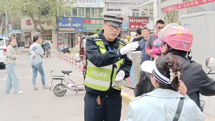 潼关交警潼洛中队开展驾乘电动自行车不佩戴安全头盔专项整治行动. 潼关交警潼洛中队开展驾乘电动自行车不佩戴安全头盔专项整治行动.