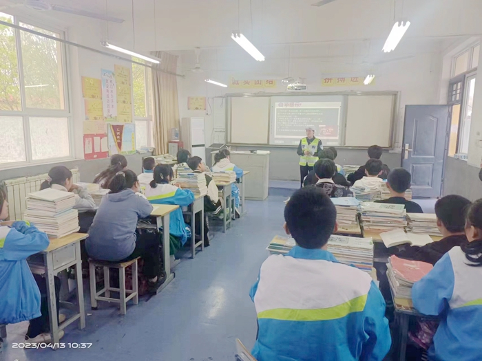 富平交警淡村中队民警深入辖区学校开展交通安全宣讲活动。 富平交警淡村中队民警深入辖区学校开展交通安全宣讲活动。