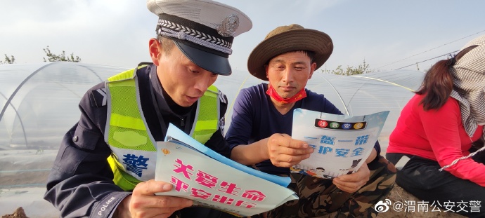 蒲城交警走进大棚西瓜基地向群众开展交通安全宣传活动。 蒲城交警走进大棚西瓜基地向群众开展交通安全宣传活动。