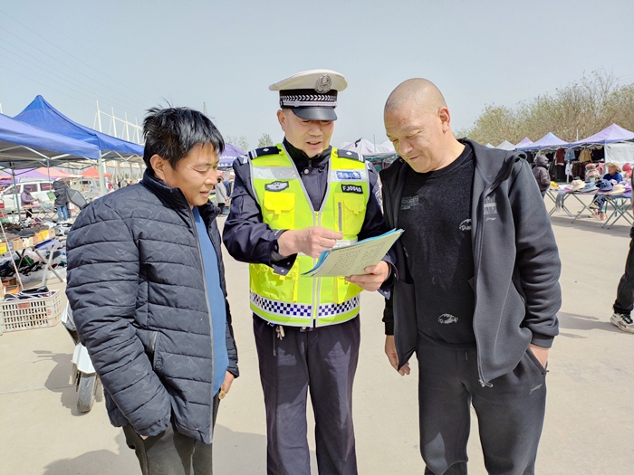 大荔公安交警宣传民警走进辖区村镇开展交通安全“美丽乡村行”宣传活动。 大荔公安交警宣传民警走进辖区村镇开展交通安全“美丽乡村行”宣传活动。