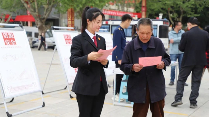 潼关法院开展“4·15全民国家安全教育日”宣传活动。 潼关法院开展“4·15全民国家安全教育日”宣传活动。