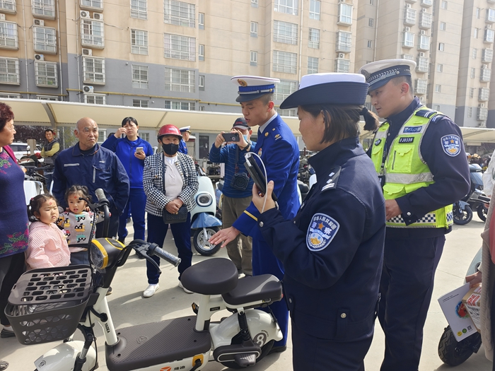 大荔公安交警联合县东城街道北郊社区、县消防救援大队、雅迪电动车销售商深入九州福鹏小区,积极开展交通安全和消防知识宣传活动。 大荔公安交警联合县东城街道北郊社区、县消防救援大队、雅迪电动车销售商深入九州福鹏小区,积极开展交通安全和消防知识宣传活动。