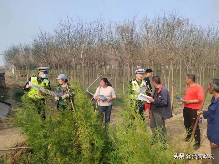 华州公安交警开展“春耕农忙”期间“一盔一带”交通安全宣传活动。 华州公安交警开展“春耕农忙”期间“一盔一带”交通安全宣传活动。