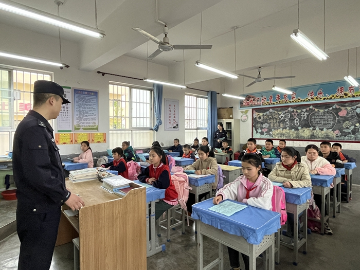 近日,富平公安张桥派出所组织民辅警深入辖区学校开展“反诈课堂”宣传活动。 近日,富平公安张桥派出所组织民辅警深入辖区学校开展“反诈课堂”宣传活动。