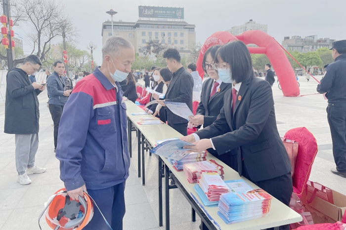 蒲城法院开展“4.15”全民国家安全教育日宣传活动。 蒲城法院开展“4.15”全民国家安全教育日宣传活动。