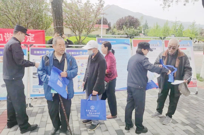 华州公安开展“4.15”全民国家安全教育日宣传活动。 华州公安开展“4.15”全民国家安全教育日宣传活动。