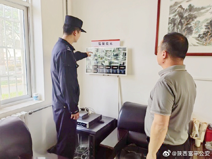 富平公安淡村派出所组织民警对辖区校园进行安全检查。 富平公安淡村派出所组织民警对辖区校园进行安全检查。