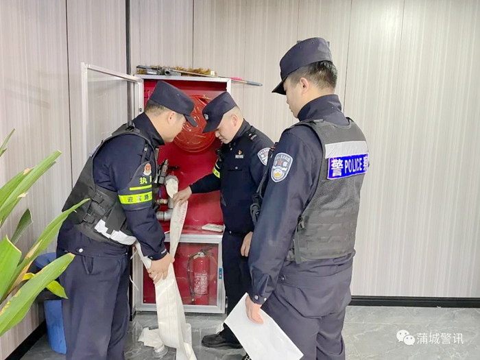 蒲城公安对辖区内台球室开展安全检查。 蒲城公安对辖区内台球室开展安全检查。