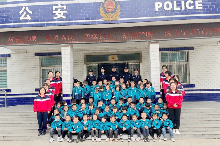 金水派出所邀请60余名师生,走进派出所开展警营开放日暨法治安全主题实践活动。 金水派出所邀请60余名师生,走进派出所开展警营开放日暨法治安全主题实践活动。