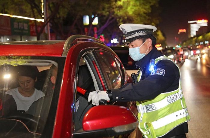 渭南公安交警開展春季交通安全整治酒駕查處統一行動。