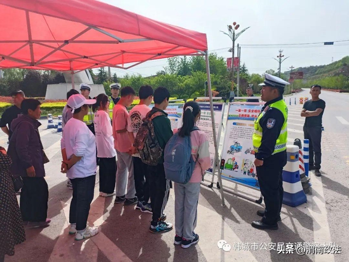 4月16日，韓城市公安局交警大隊芝川中隊依托執法檢查站開展交通安全宣傳。