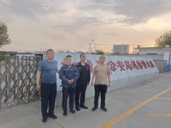 澄城公安巡特警抓獲一名網上逃犯。