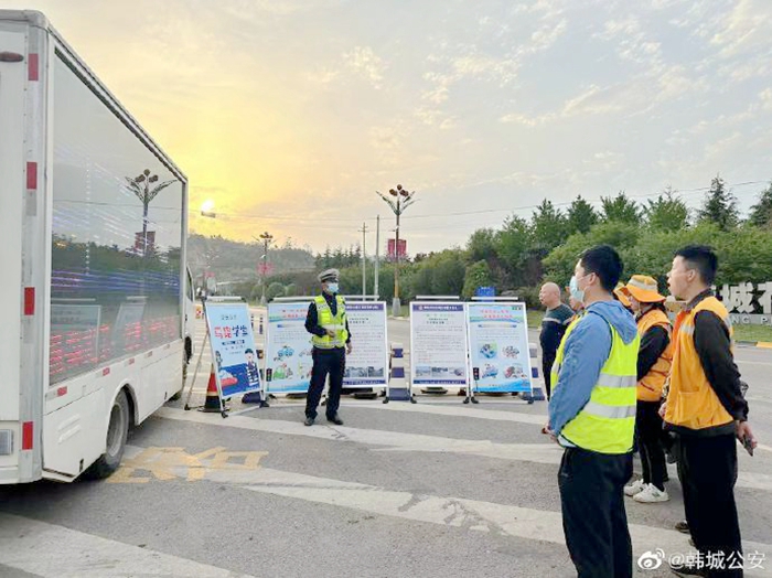 韓城公安交警大隊以送“電影下鄉”的方式深入轄區開展交通安全宣傳活動。