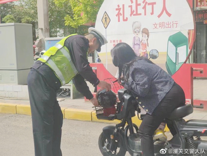 潼關交警潼洛中隊持續開展“一盔一帶”專項整治行動.
