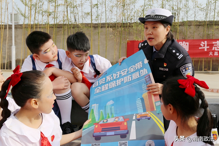 大荔公安交警借助全縣中小學運動會進行交通安全宣傳.