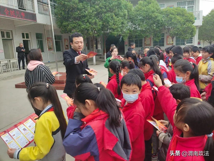 大荔法院普法宣傳進校園。