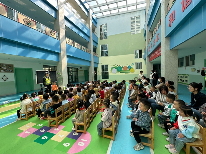 白水公安交警通過幼兒將安全帶回家。