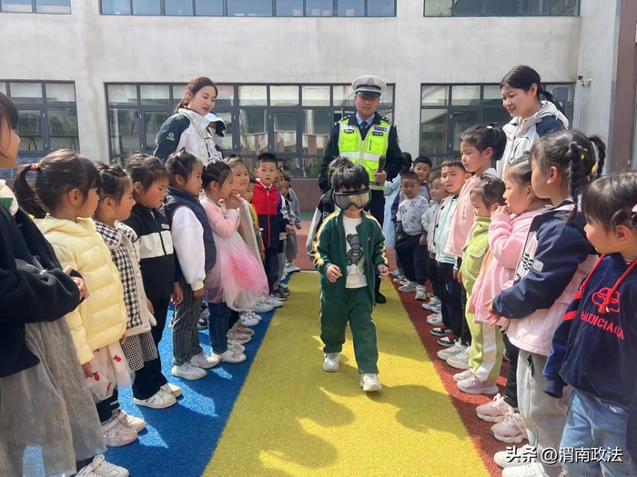 大荔公安交警走進洛濱幼兒園開展交通安全宣傳活動。