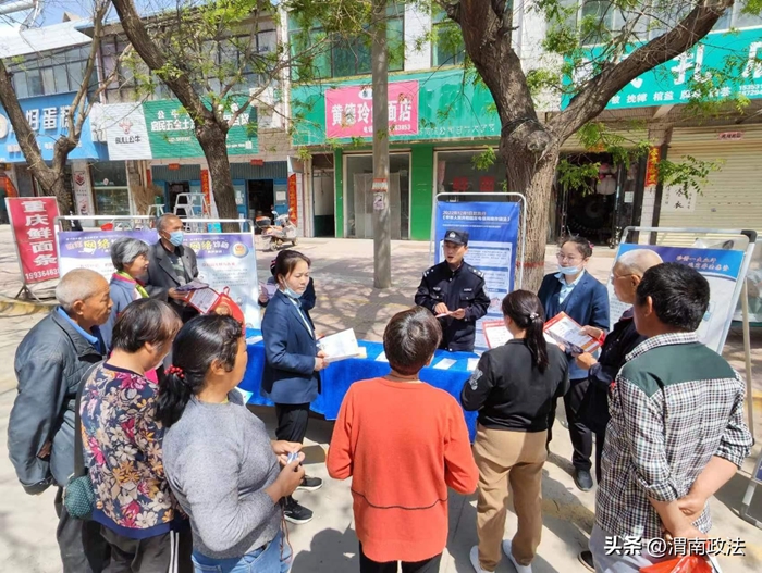 合陽公安甘井派出所聯合轄區郵政儲蓄，攜手開展全方位電信網絡詐騙犯罪宣傳活動。