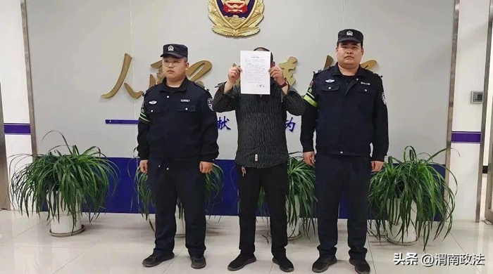 合陽縣公安局九龍派出所快速查處一起違規燃放煙花爆竹行為。