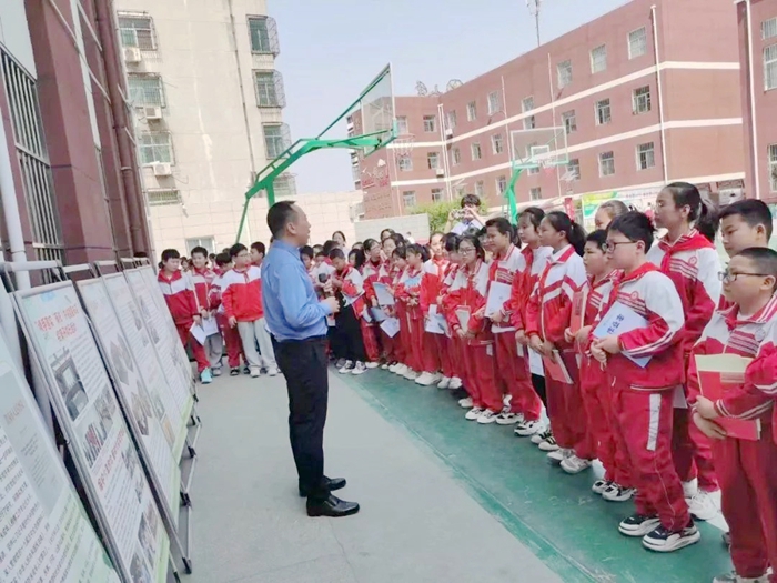 渭南市检察院第一检察部走进育红小学开展普法宣传活动。