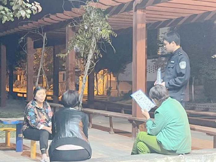 富平留古派出所利用民警住村工作向辖区群众宣传反诈知识。