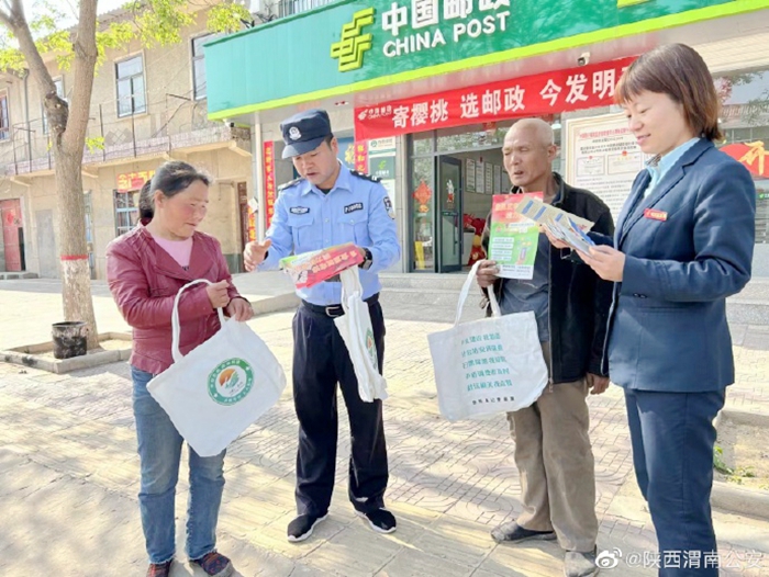 合阳公安金峪派出所民警走上街头开展反诈骗宣传.
